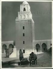 1962 Press Photo Moslem Citizens Draw Water From Well At Grand Mosque In Tunisia