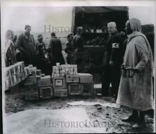 1963 Press Photo Red Crescent (Moslem Red Cross) crews give out food - spa94723