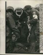 1957 Press Photo Algerian Army of Liberation Soldiers Aid Injured Moslem Boy