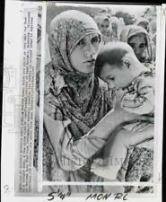 1965 Press Photo Moslem woman & baby at a refugee camp in Muzaffarawad, Kashmir