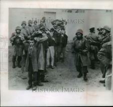 1960 Press Photo French Soldiers Guard Moslem Youths - mja59364