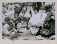 LD210 1933 Original Photo VEILED MUSLIM WOMAN Peshawar India Chicken Market