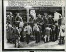 1962 Press Photo French Paratroopers Buying Goods from Moslem Vendors in Algiers