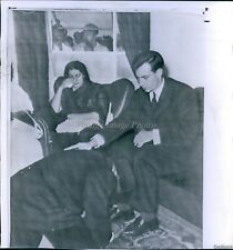 1957 Ismaili Moslem Kisses Feet Of The Aga Khan Iv In Cairo Celebrity Photo 7X9