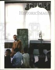 1994 Press Photo Ahmad Majeed, spiritual leader of Muslims, leads prayer