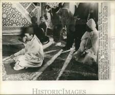1963 Press Photo King Hassan II of Morocco, prays in Washington Islamic Center