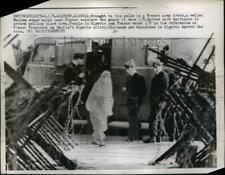 1967 Press Photo Moslem Woman Arrives at Polls Guarded by French Soldiers