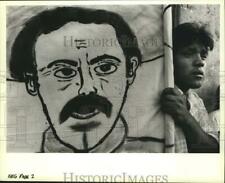 1993 Press Photo Young man holds Muslim banner during protest in Mexico City