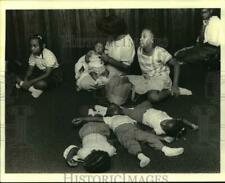 1984 Press Photo Kids sleep during Muslim Worship Services at Magnolia Street