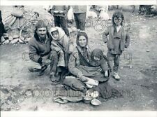 1985 Press Photo Nomadic Muslim Gypsy Family 1960s Bosnia Yugoslavia