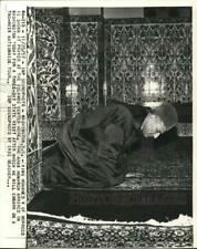 1957 Press Photo King Mohammed V of Morocco prays at the Islamic Center in DC