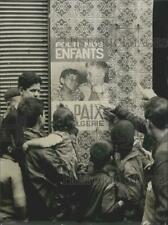 1962 Press Photo Muslim Children Admire Algerian Peace Posyer - KSK02943