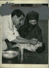 1963 Press Photo Veiled Muslim Woman & Doctor Vaccinating Child for Polio