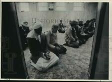 1985 Press Photo Muslims worship at the Milwaukee Islamic Center - mja93512