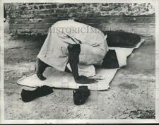1956 Press Photo Moslem farmer in Kosti, Sudan kneeling and praying - mjb98751