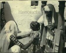 1965 Press Photo Moslem priest blesses child at shrine in New Delhi, India