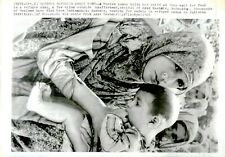 1965 Wirephoto Refugee Moslem Woman Child Camp Kashmir Pakistan Territory 6X8