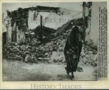 1963 Press Photo Moslem woman walks ruins of Libya's earthquake streets.