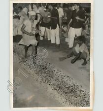Barefoot Coal Run in KARACHI, PAKISTAN. 1960 Press Photo Tourism Muslim 