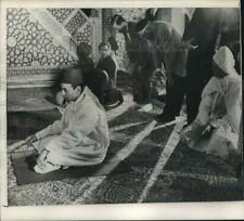 1963 Press Photo King Hassan II of Morocco prays at Islamic Center in Washington