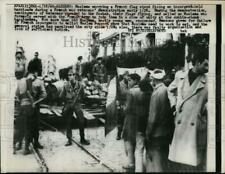 1960 Press Photo Muslims carrying French flag face barricade in Algiers