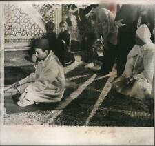 1963 Press Photo Moroccan King Hassan praying at Islamic Center in Washington