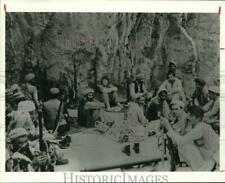 1988 Press Photo Jan Goodwin in middle of all-male band of Moslem guerillas