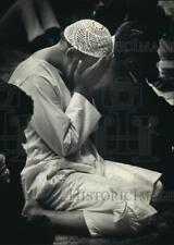 1987 Press Photo Traditional Muslim garb is worn by worshippers in Milwaukee
