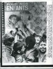 1962 Press Photo Muslim children of Algeria gather around this poster