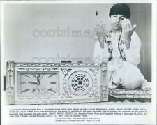 1981 Press Photo Clock Radio Calls Muslim Man to Pray