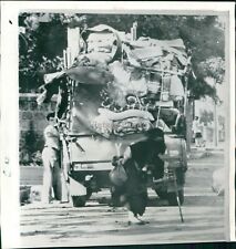 1975 Press Photo Travel Lebanese Youth Fighting Moslem Christian Truck 8X8