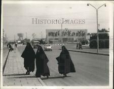 1966 Press Photo Moslem women in black suit walk in Liberation Square, Iraq
